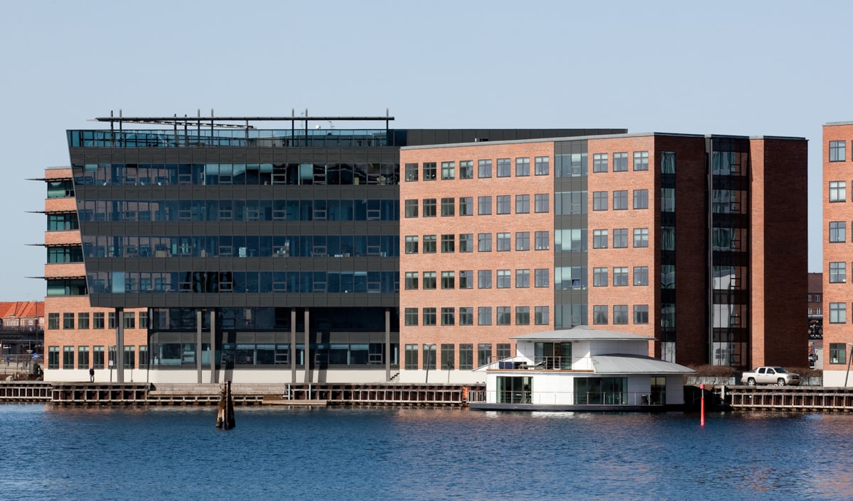 Billedet viser facaden på Kalvebod Brygge 45 fra vandsiden